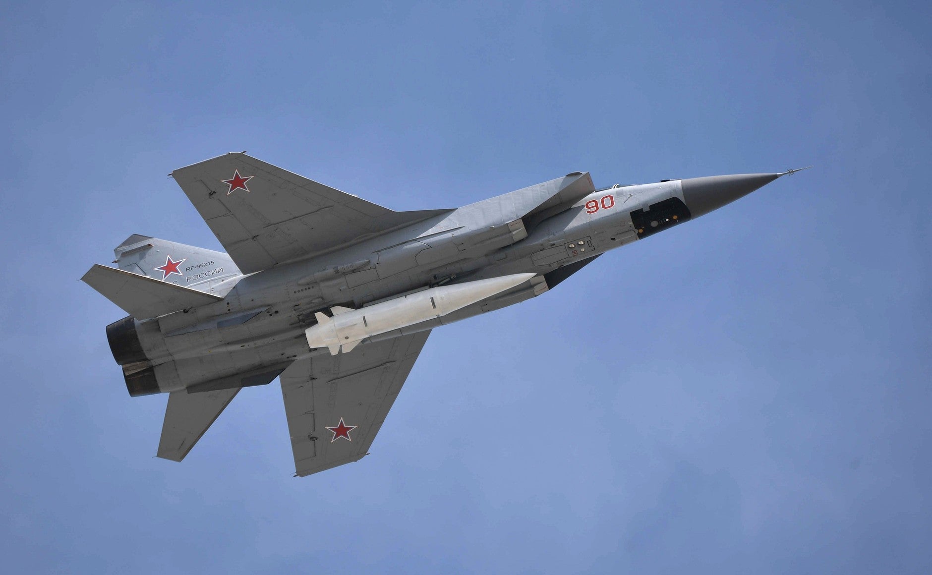 A Kh-47M2 Kinzhal being carried by a Mikoyan MiG-31K interceptor