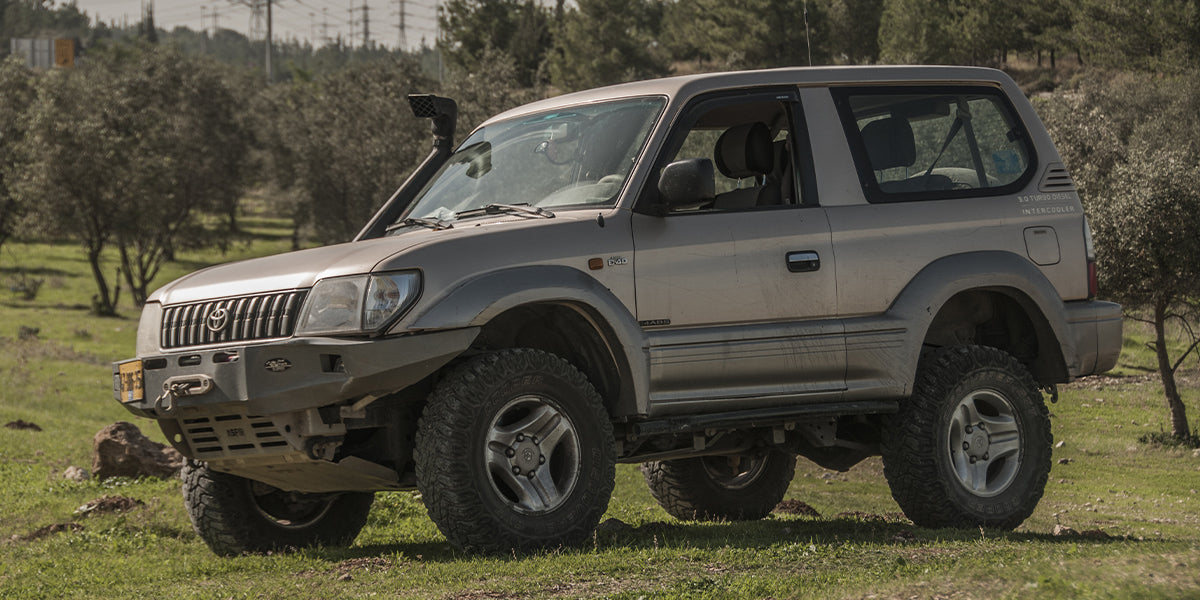 Side profile of a heavy duty jeep parked in an open grassland